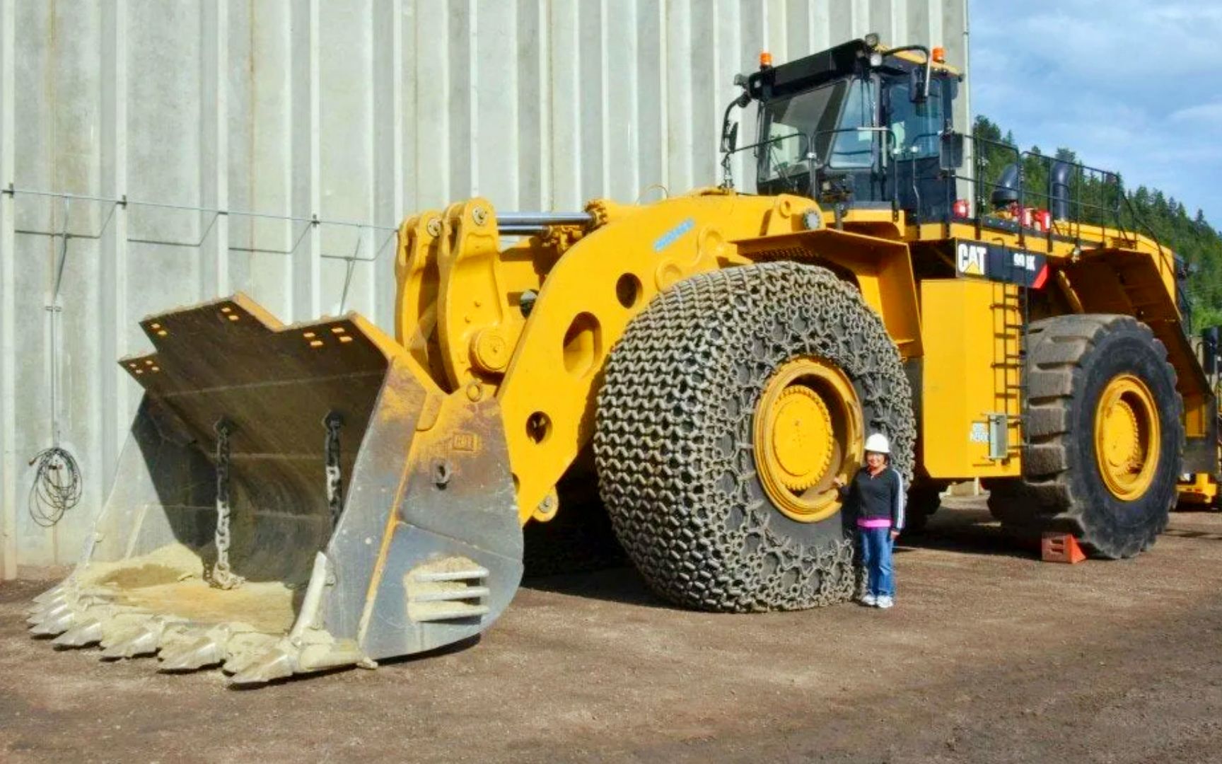 世界上最大的铲车,一铲子挖起70吨矿料,工作场面相当震撼
