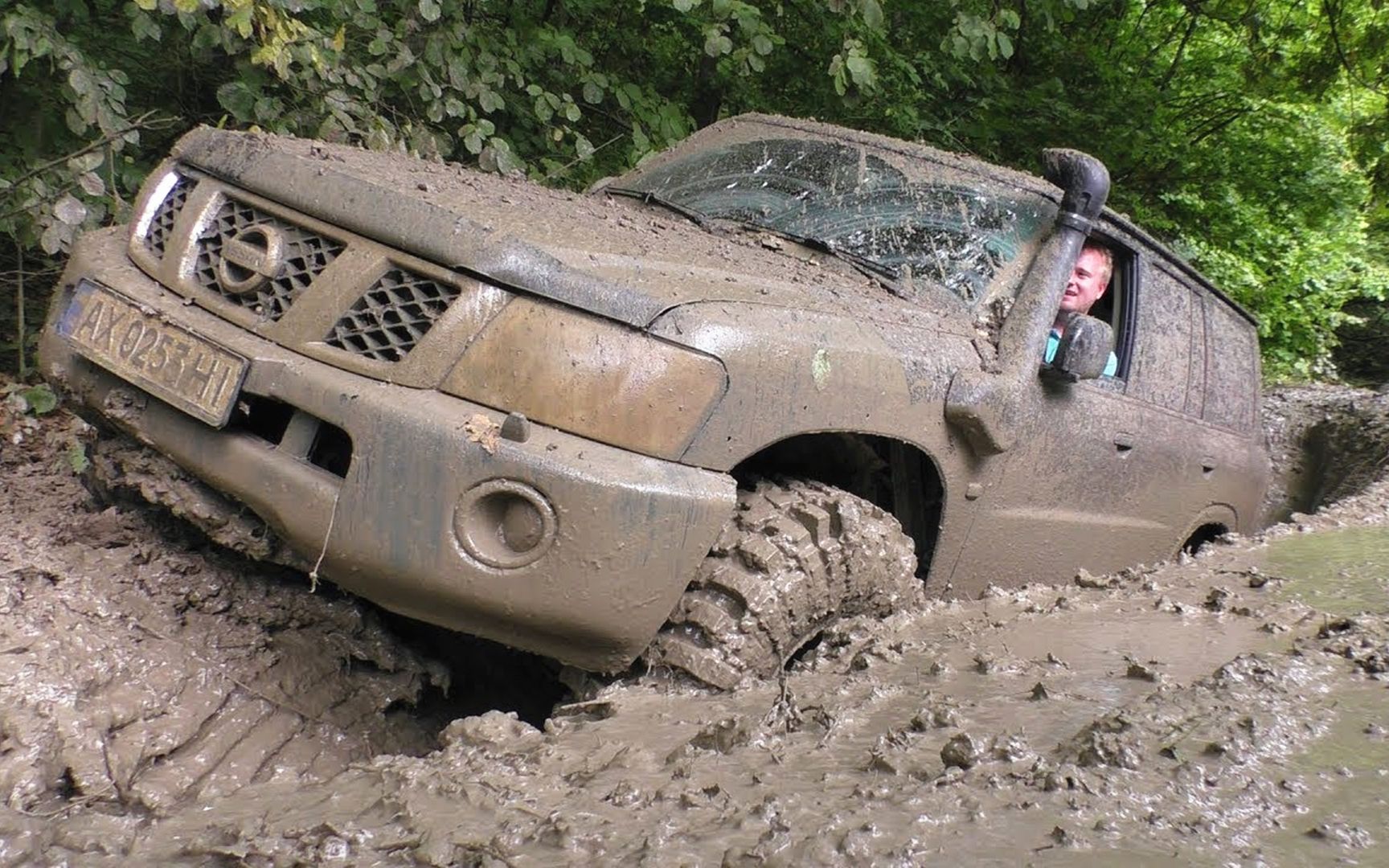 日产途乐y61的越野能力有多强?陷入泥坑瞬间一目了然!