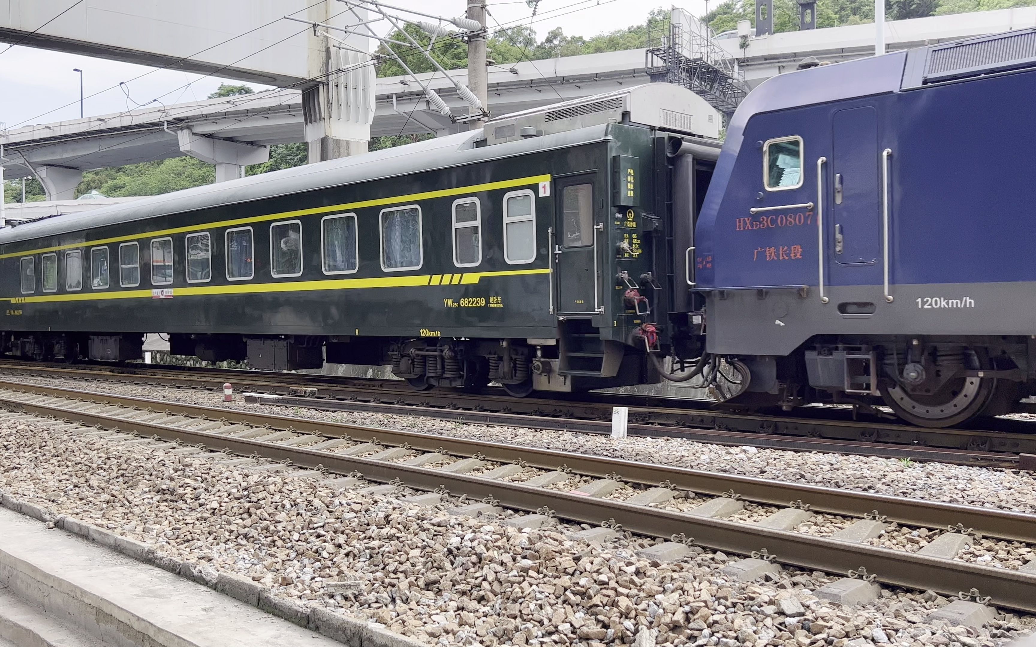 活动  和谐蓝电力机车火车牵引k685惠州到长沙和重庆北客车通过原广州