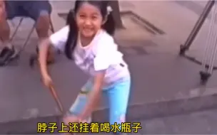 Скачать видео: 6岁的晓彤在爷爷说戏时，拿着爷爷的拐杖捣乱，脖子上还挂着喝水瓶子