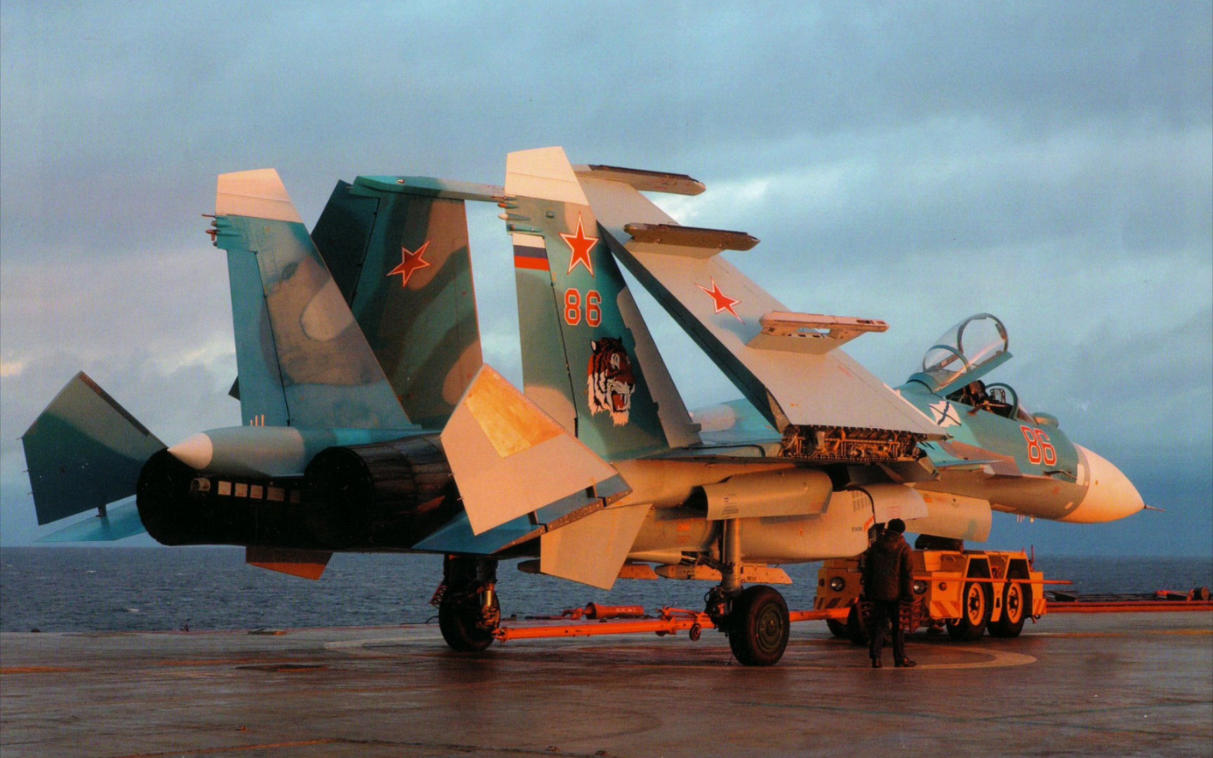 歼15的倒霉亲戚 su-33舰载战斗机