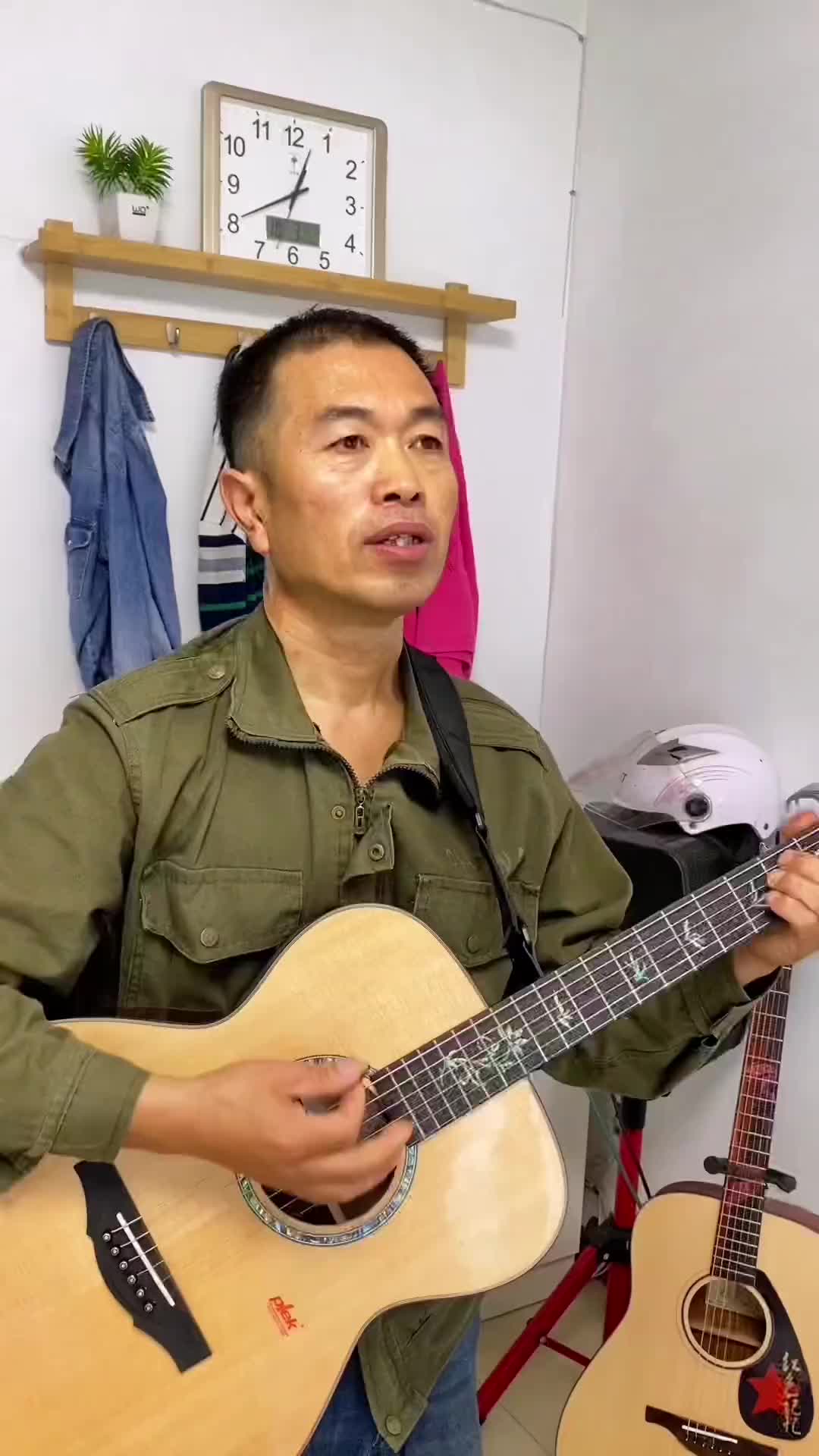 吉他弹唱漫步许巍听着许巍的歌内心充满了久违的冲动您们是不是和