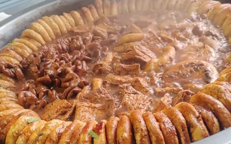 满满一锅的卤煮小肠