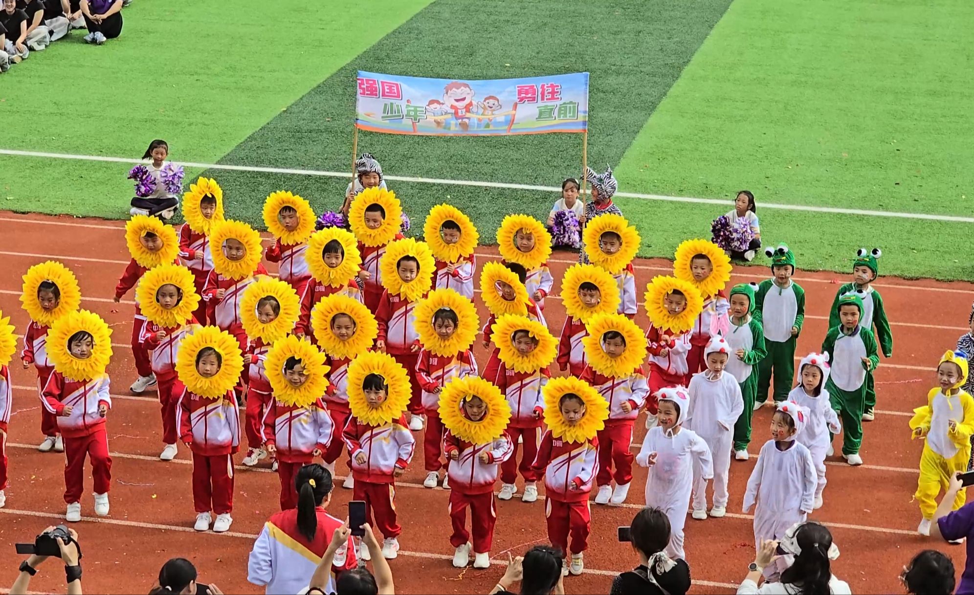 [图]青岛西海岸中学（高中部、初中部、附属小学）2024年秋季运动会开幕式（二）