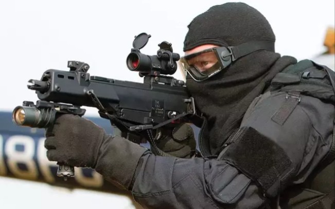 m4内红点瞄准镜——视频拍摄于国外_哔哩哔哩_bilibili