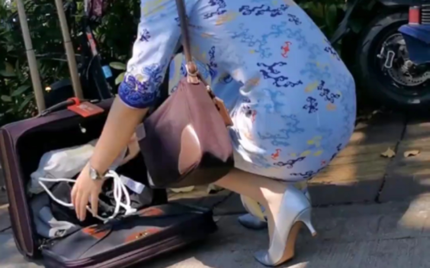 海航空姐换上高跟鞋去飞班展现职业形象