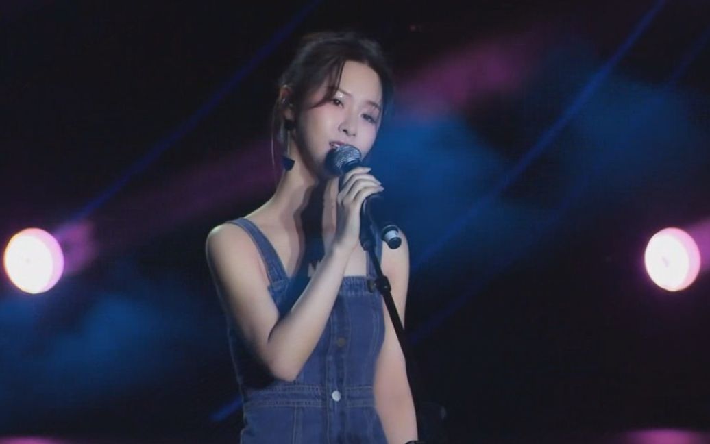 【阿冷】斗鱼嘉年华现场演唱《city of stars》,这回太美了_哔哩哔哩