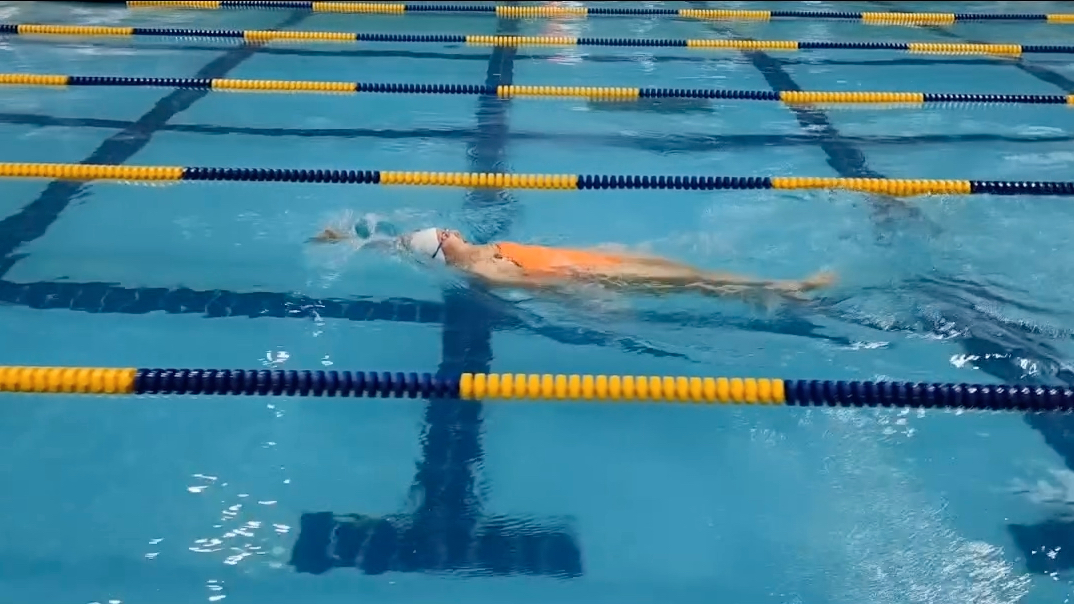 最难游泳姿势仰泳练习,你们学的第一个泳姿是那种?