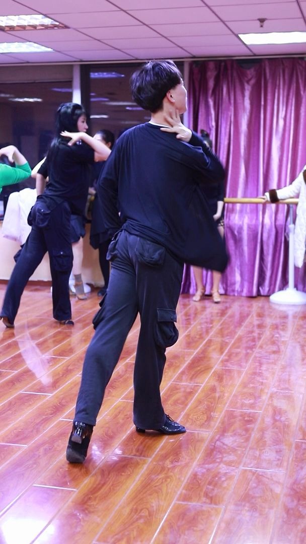 活动  北京拉丁舞培训 伦巴滑门步加两圈转!徐良老师表现满分