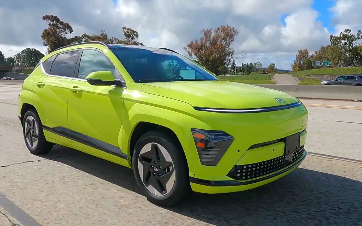 2024款现代kona电动汽车在高速公路上首次公开亮相 高配续航418km