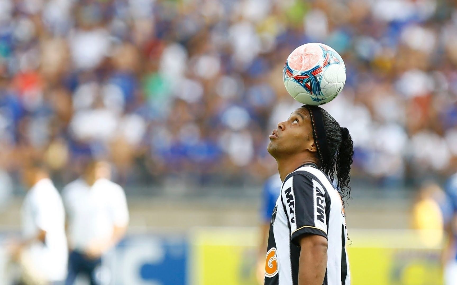 踢球必学技能:头部颠球