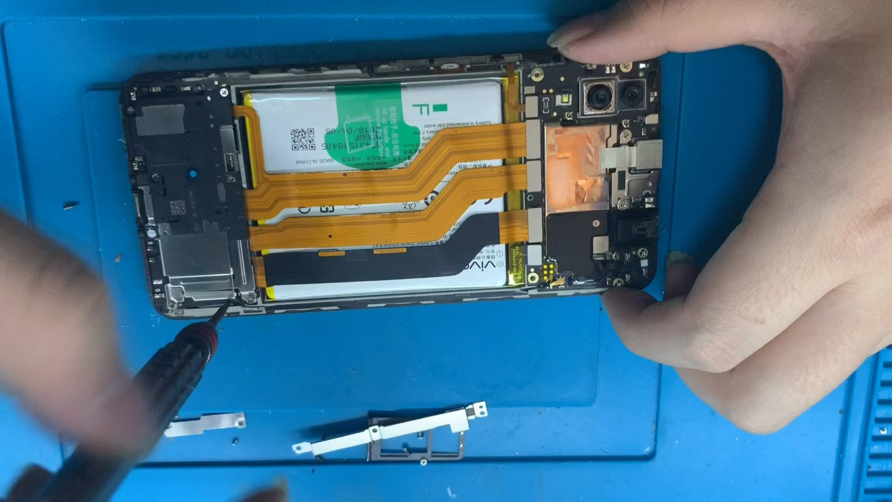 vivox21一款屏幕比主板贵的手机顾客要求更换国产组装屏