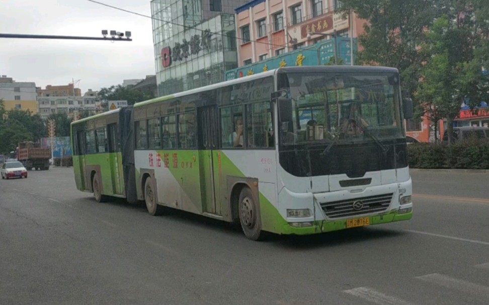 [图]运用多年的调兵山市铁法能源老黄海通勤车出站