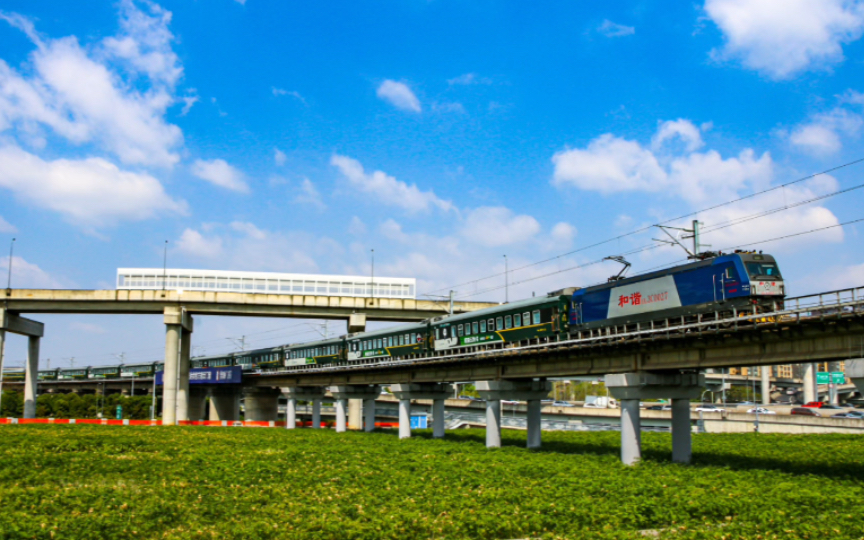 「中国铁路·成都西线」成局成段hxd3c-0027牵引成局旅游列车"熊猫