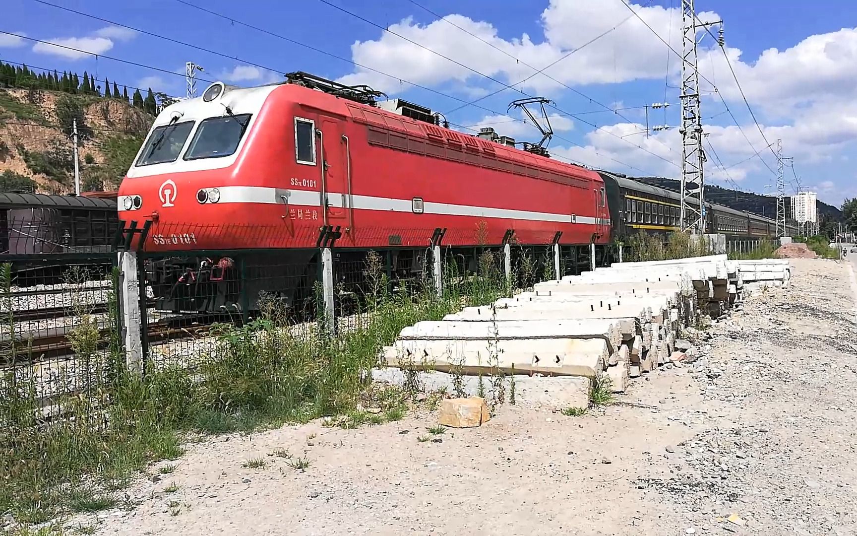 非空时代7503次列车天水站进站