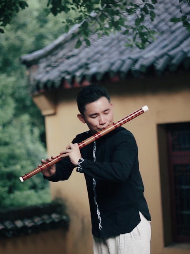 青年演奏家湛文兵独奏的竹笛千年一叹好听的动人心魄
