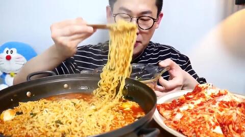 韩国吃播sanghyuk 中文字幕 7 29更新 发现泡面新吃法 10包火鸡辣面和10个冰淇淋一起吃绝配 又冷又辣一起吃真刺激 哔哩哔哩