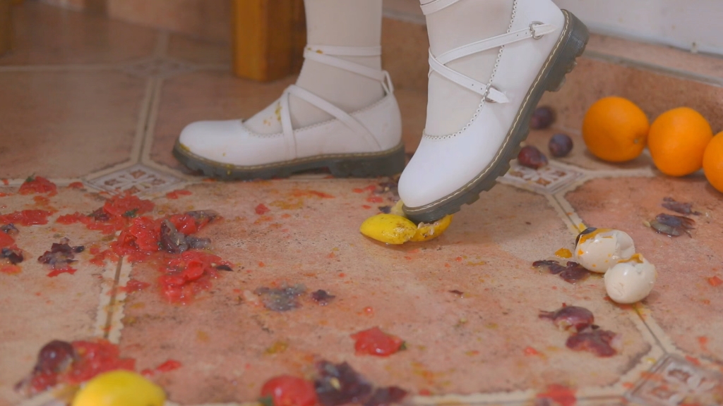 白色小皮鞋踩水果