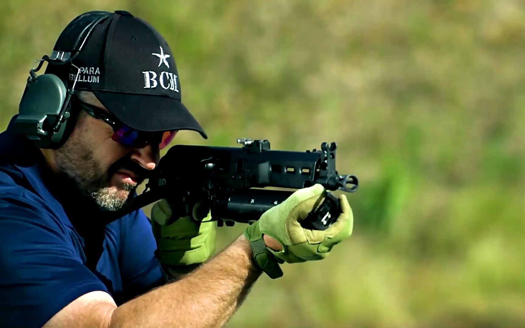 不伦不类的ak系列冲锋枪,pp19野牛冲锋枪,视频来源国外合法靶场射击