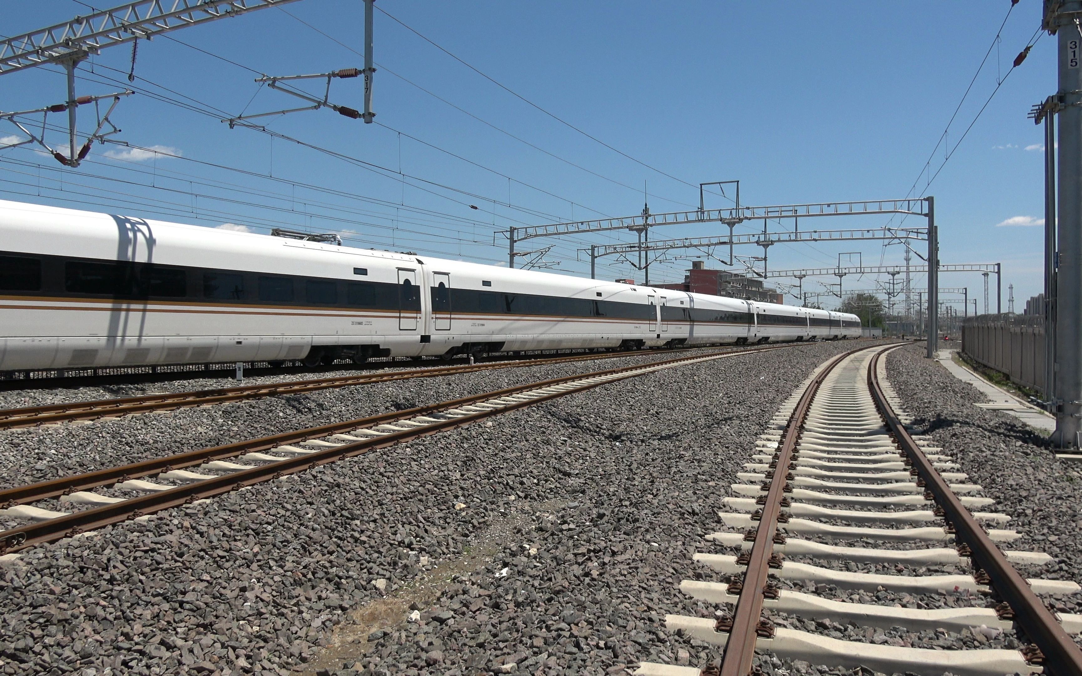 京局怀段南口车间东风4dk花老虎牵引动车底进行回送_哔哩哔哩_bili