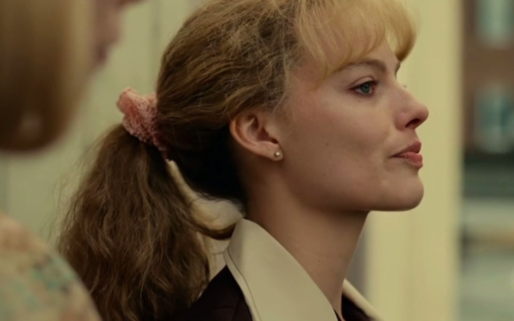 《我,花样女王》中的玛格特·罗比一头金发十分复古