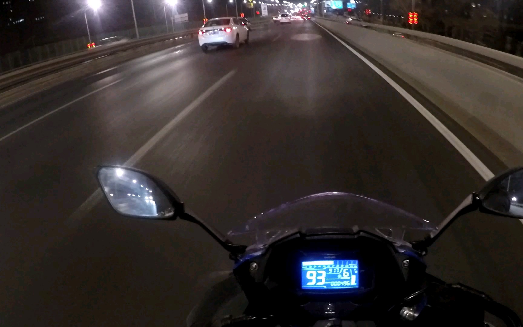 夜晚骑摩托车的时候心情真宁静啊