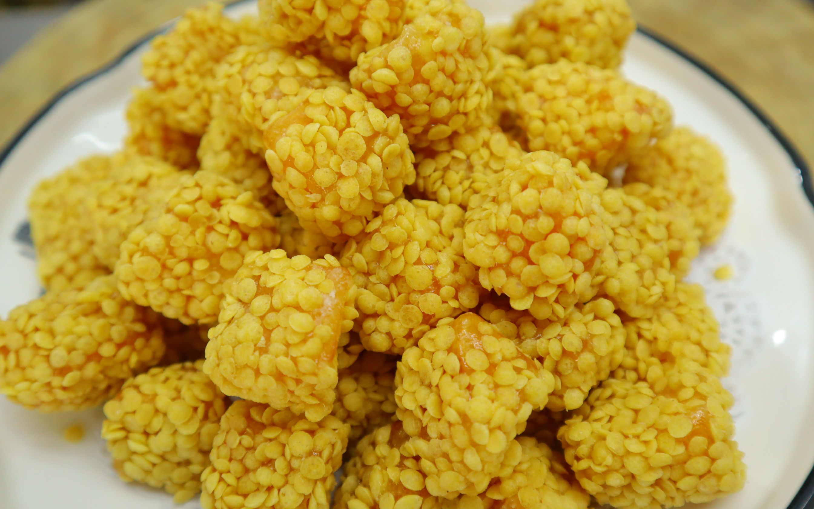 这才是红薯最好吃的做法,外酥里嫩,一出锅隔壁小