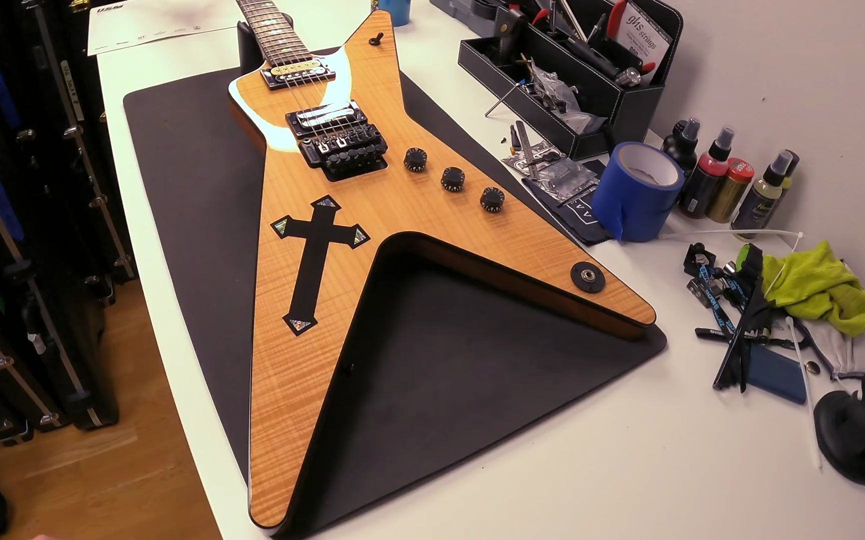 【心疼】箱头哥展示dimebag吉他收藏,这么好的琴竟然在演示的时候磕了