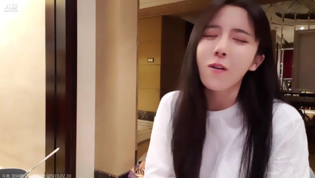 呆妹直播边吃雪糕边rap粉丝这舌头有点意思