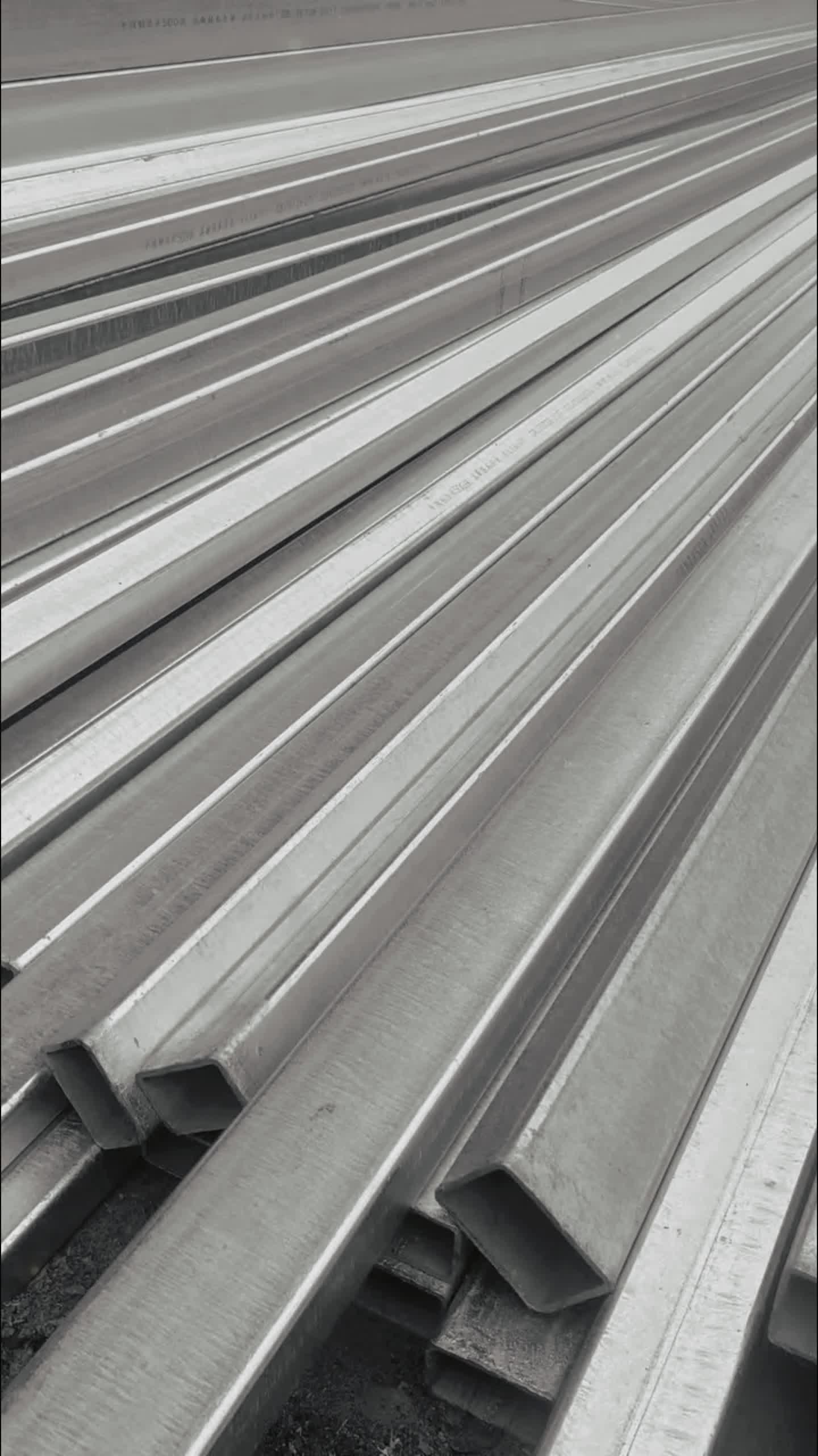 镀锌方钢龙骨实例 #施工现场拍摄 #防腐木工程 #园林景观 #木屋建造