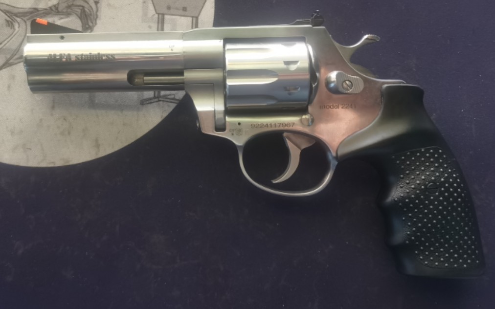 不锈钢的枪是挺漂亮