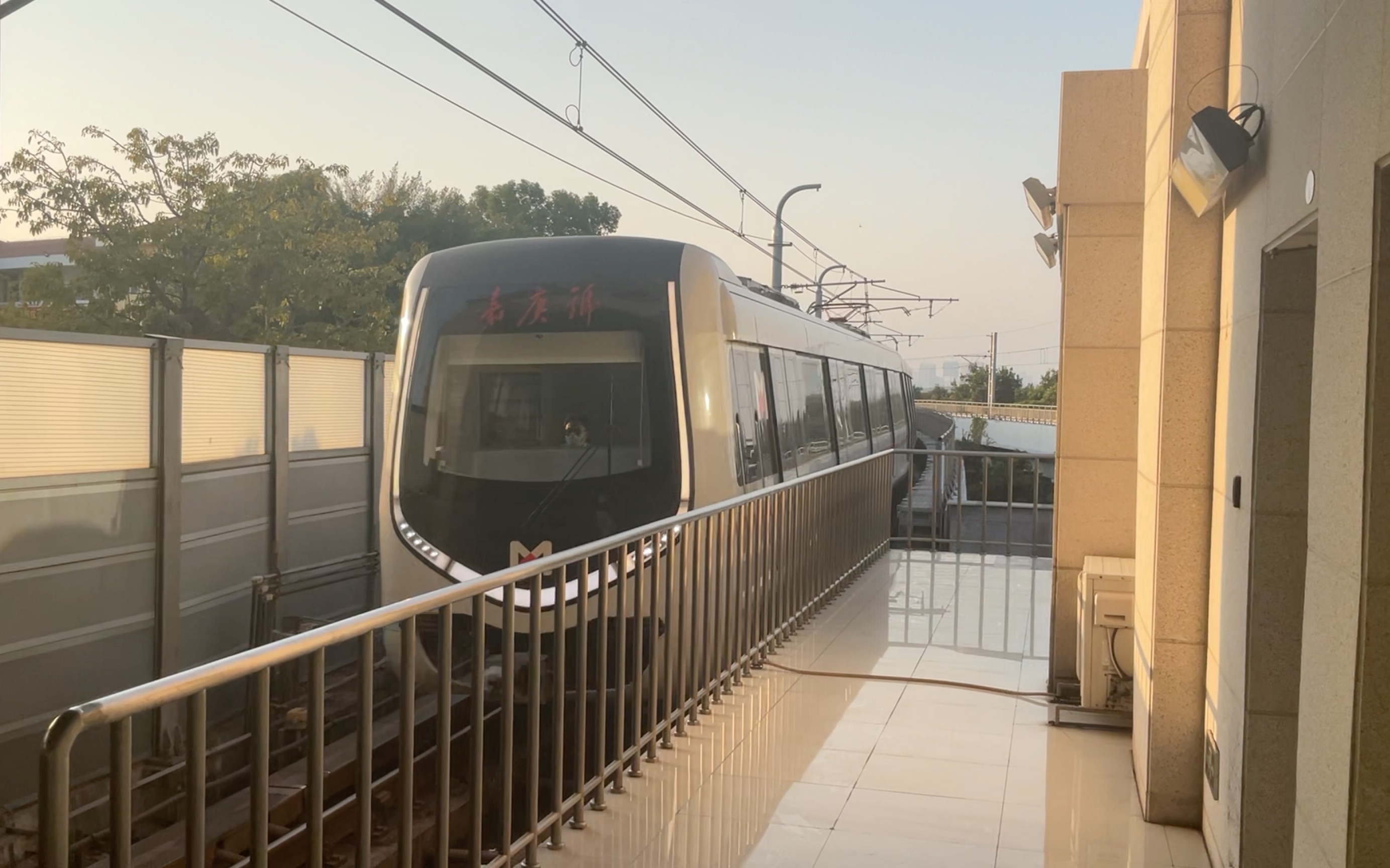 厦门1号线地铁列车进站!