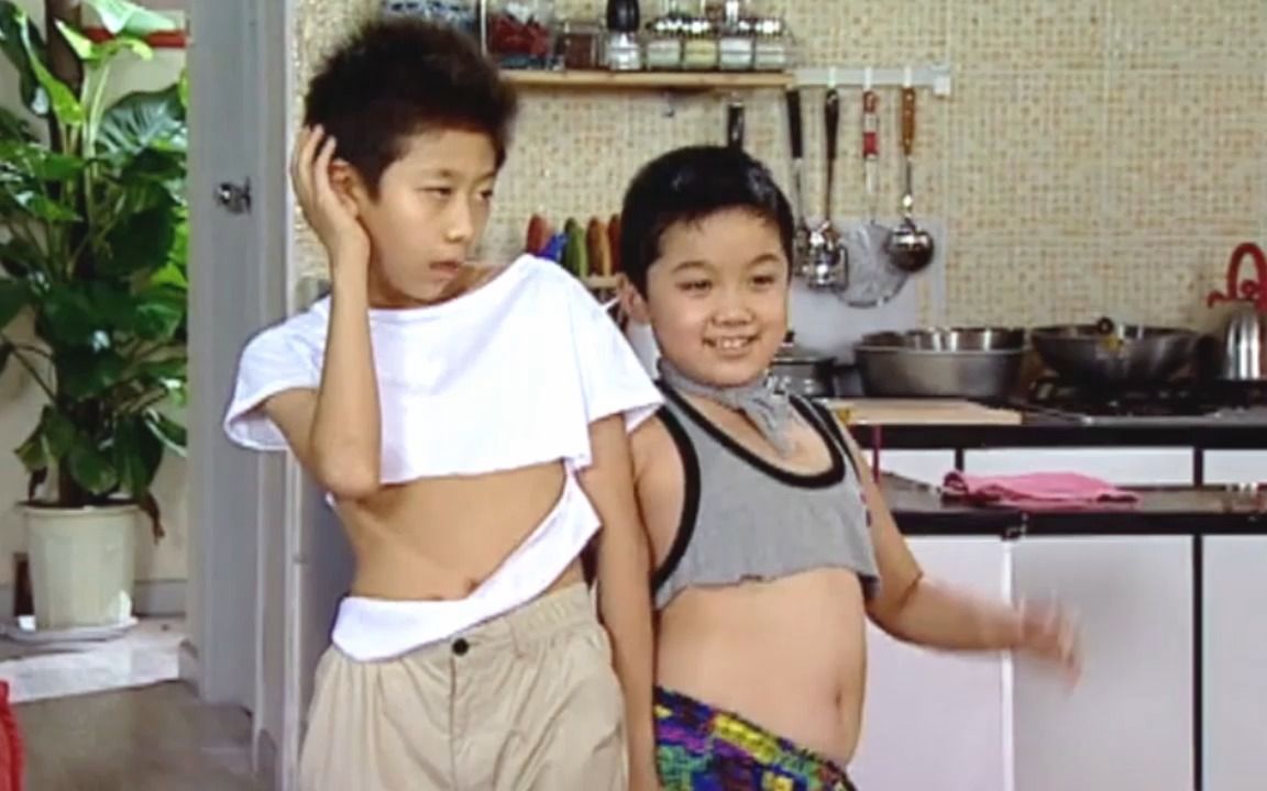 刘星和夏雨这是什么打扮 只因来了俩个美女模特 父母可慌了手脚