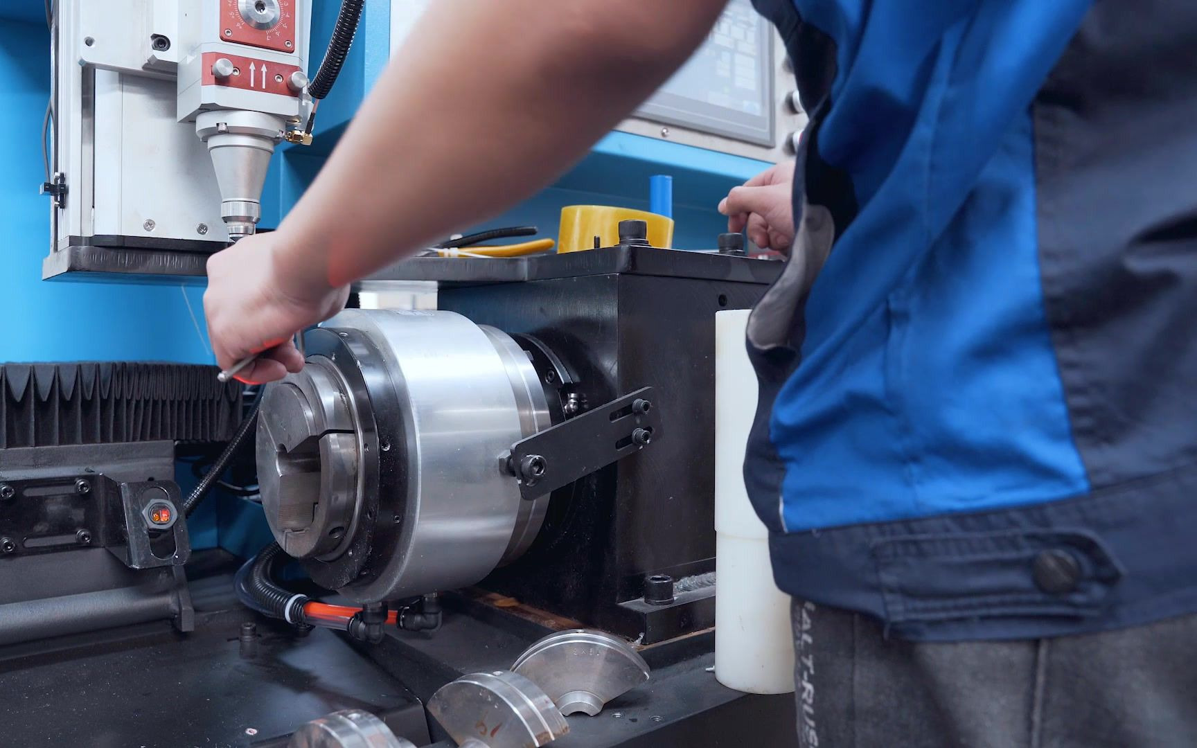 带你看看圆管激光切管机是怎样切换管材夹具的