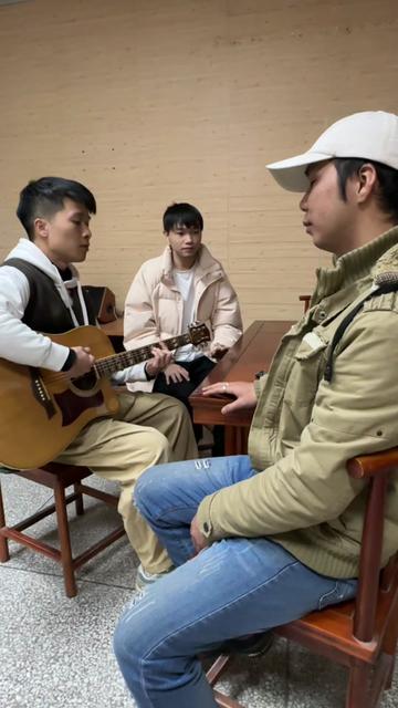 [图]冷雨夜我在你身边，盼望你会知道