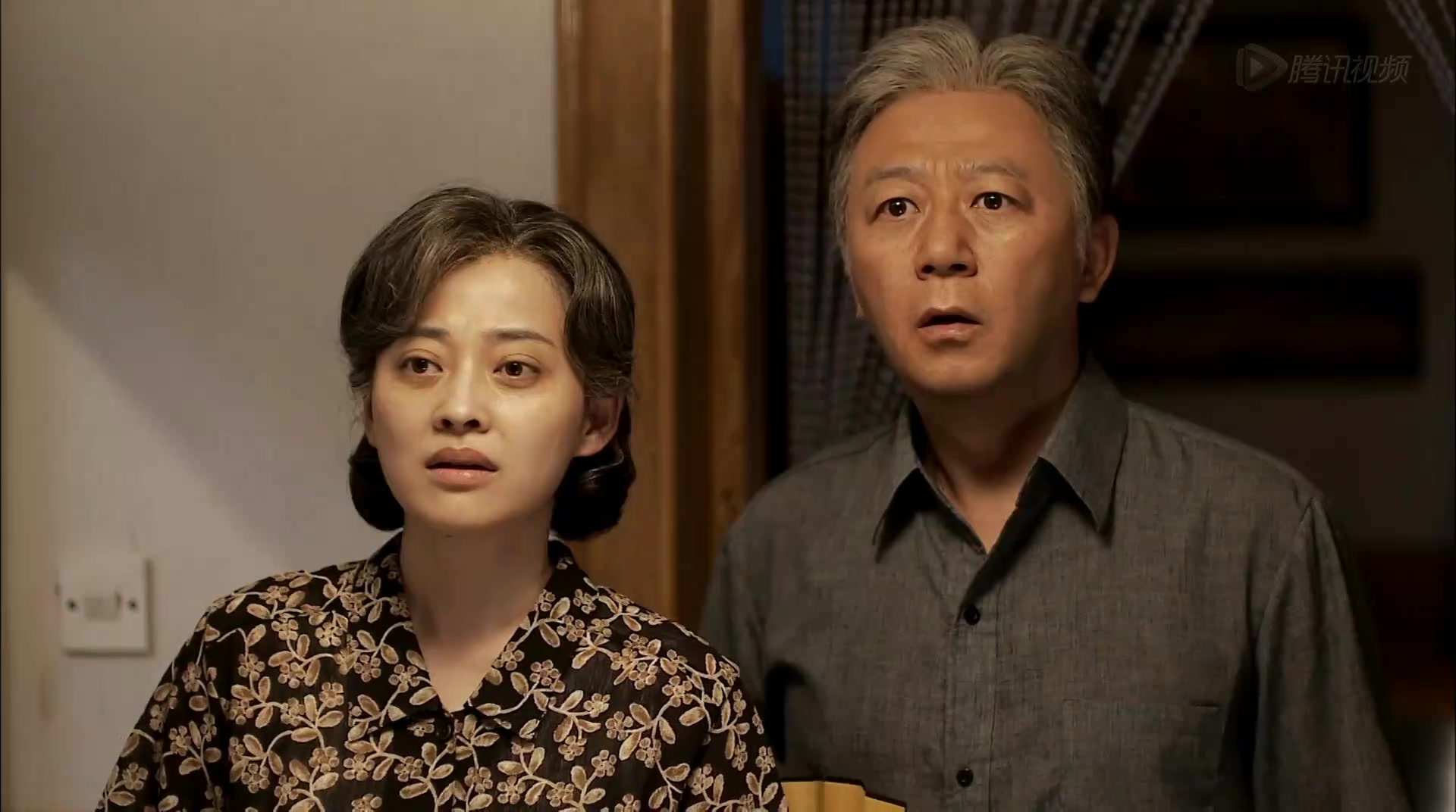 父母爱情 第39集-02cut"手机里还能写短信"为看亚菲手机,老两口费尽