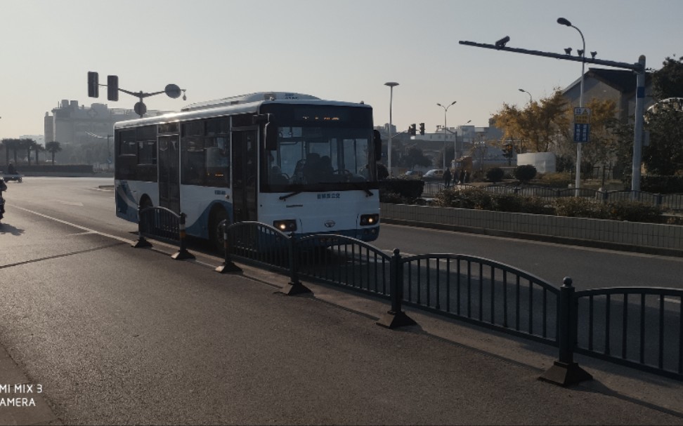 上海公交浦东金高沪川线(w9e-004)离开金桥路浦东大道(庆宁寺)站