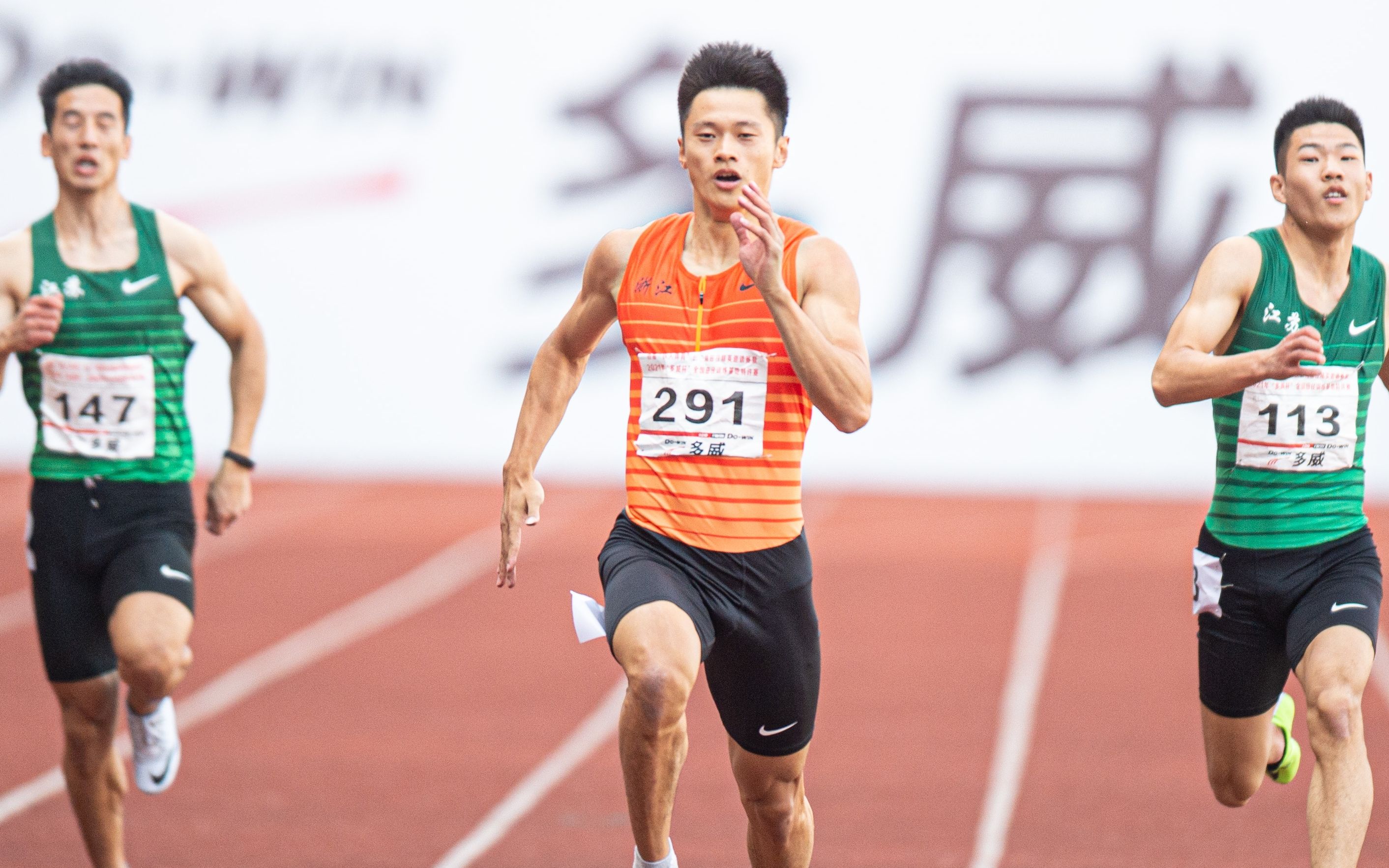 10秒05!谢震业碾压夺冠,大雨中狂奔起飞,追平个人赛季最好成绩