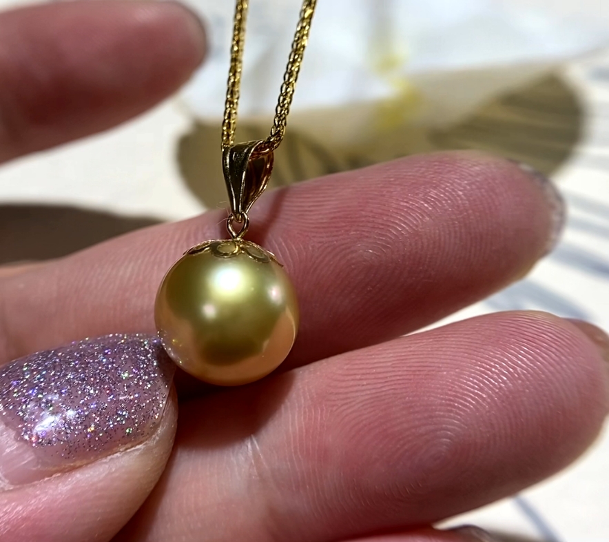 2mm南洋金珠吊坠,天然海水金珠浓金正圆几乎无暇,细腻婴儿肌,搭配18k