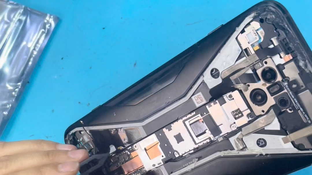 昆明小米黑鲨游戏手机维修换电池黑屏维修黑鲨3pro手机换电池相信教程
