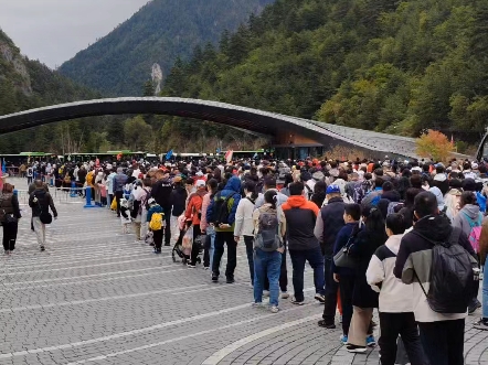 今日5号是国庆高峰的最后一天,这几天九寨沟每天4.1万人达到限流,九寨沟的管理调度真是一绝,高效率运转根本不会让你等太久,有军人警察志愿者工作...