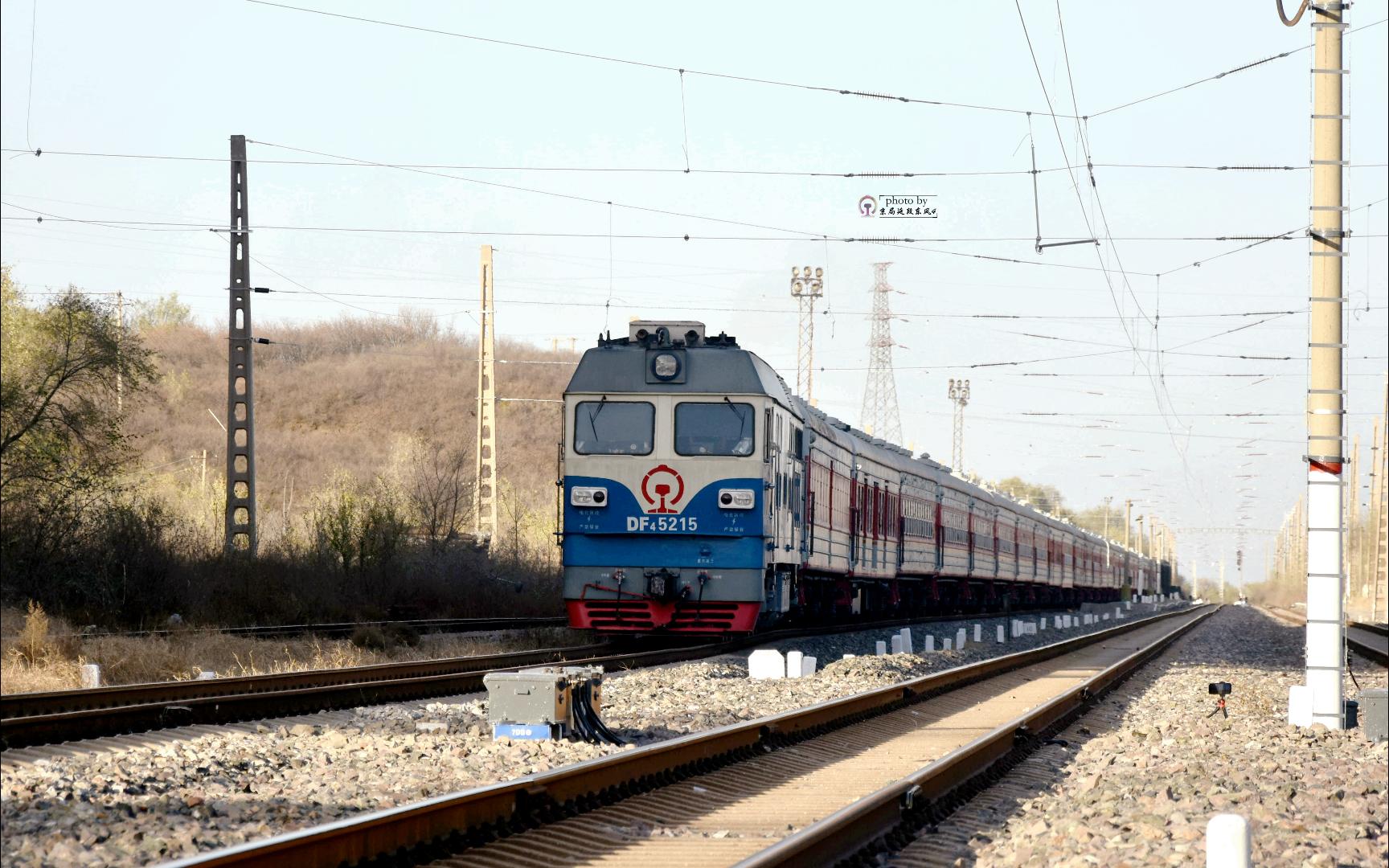 西北环东风4c5215机车牵引超长红皮宿营大列上行出站,不知道电气化后