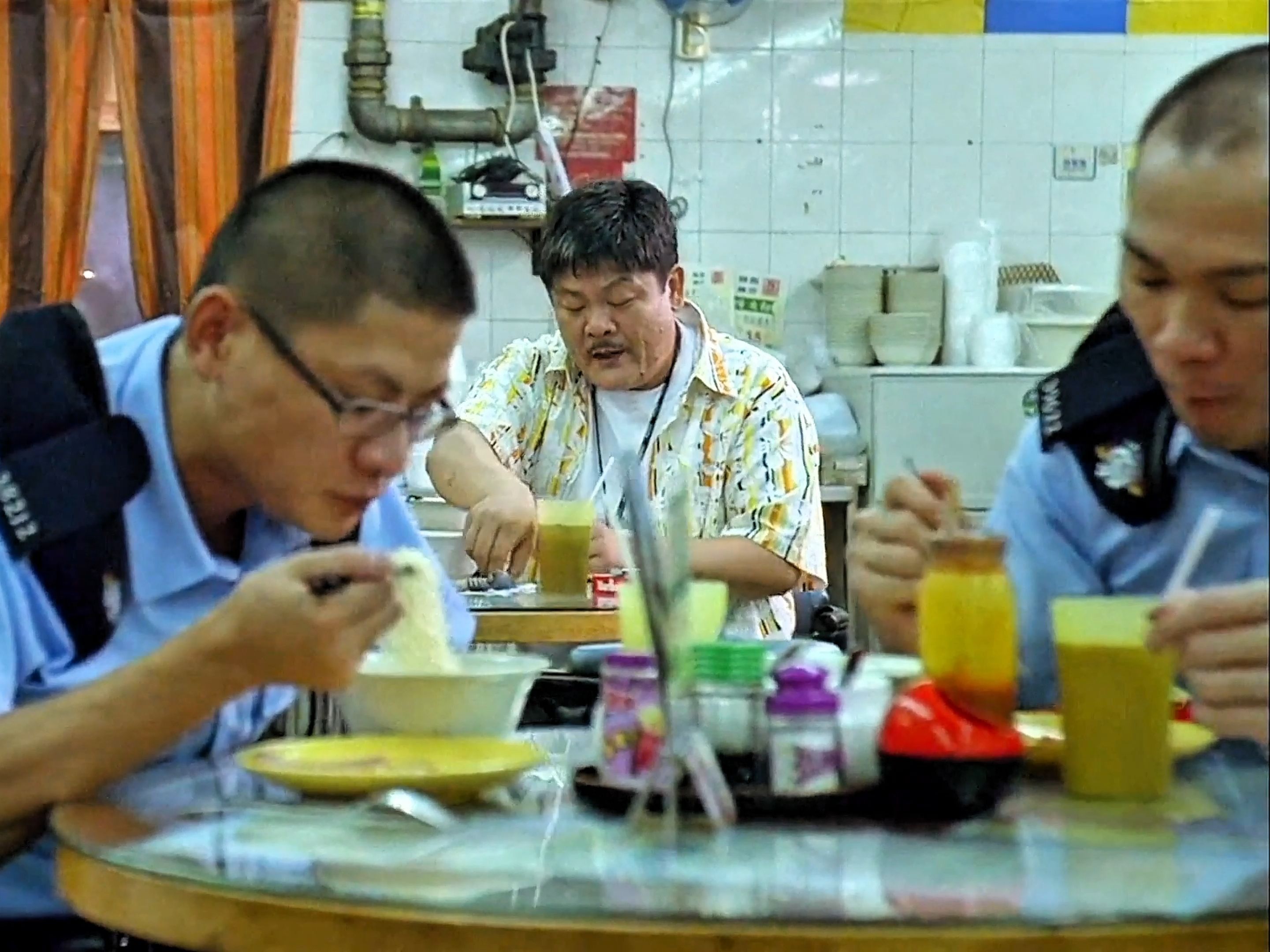 [图]港片警察吃戏合集：郭富城吃麻辣火锅，刘德华路边摊吃臭肠，真香