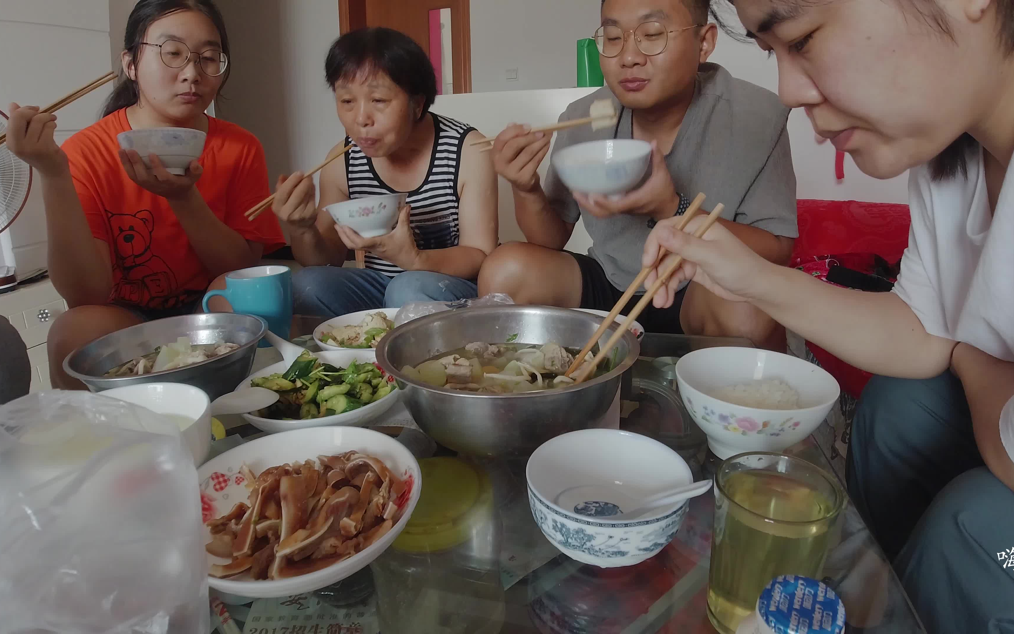 [图]假期第三天，老家一日游，老妈准备了一大桌子菜，幸福的味道