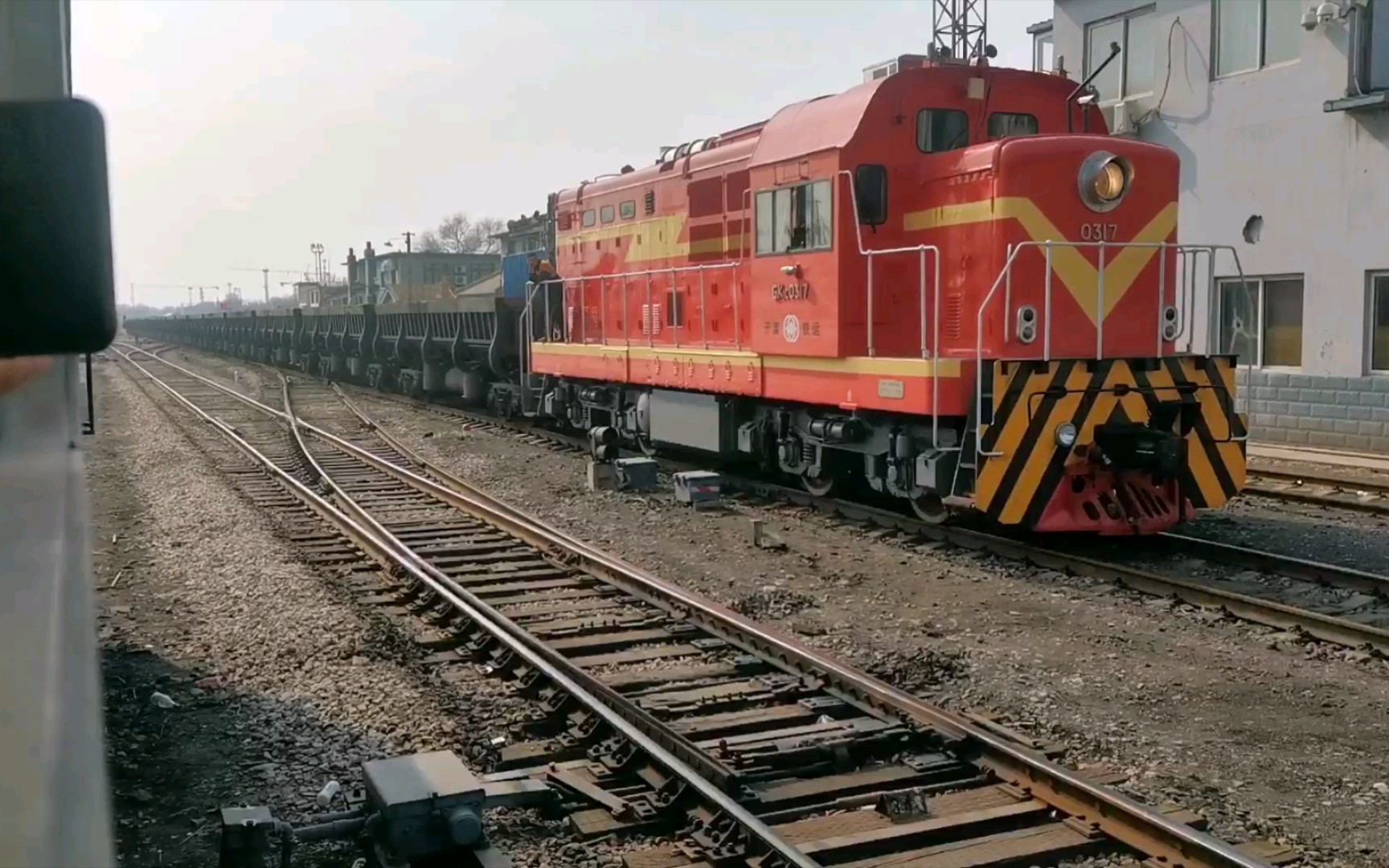 开滦铁运gk1c牵引开滦集团唐山运输部自备车驶出唐山南站