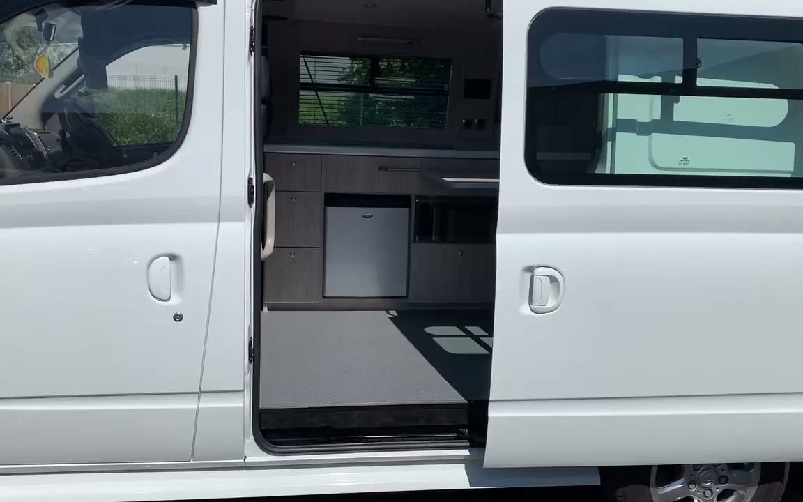 这是我见过改的最漂亮的一辆短轴低顶大通v80床车/露营车_哔哩哔哩