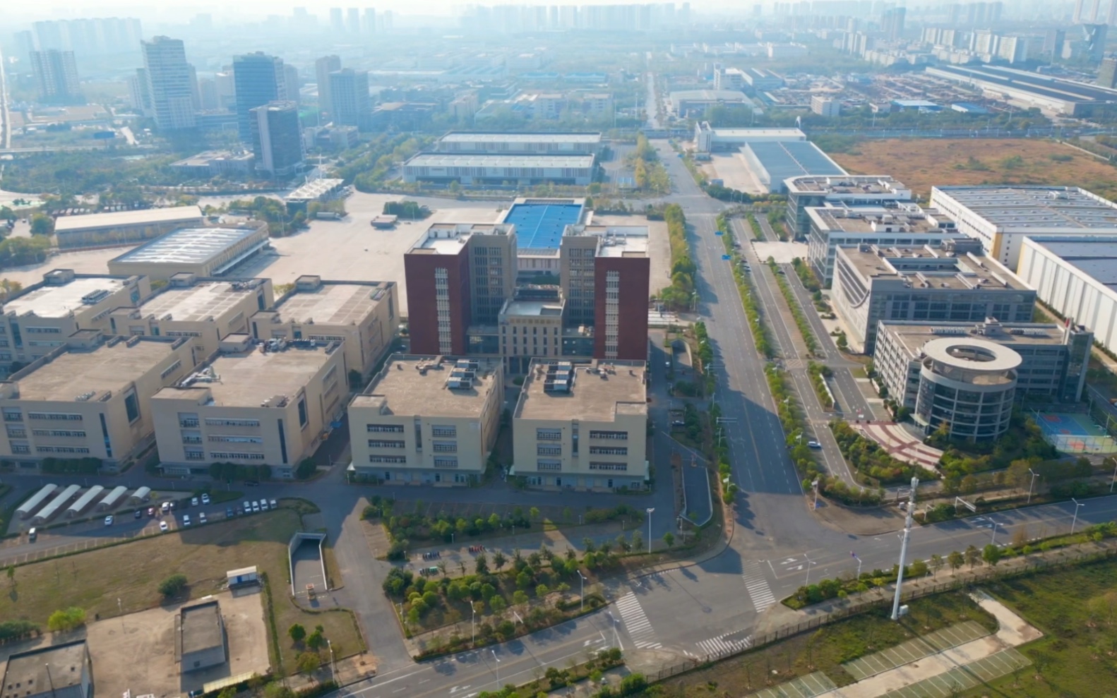 航拍武汉东湖综合保税区,从开工奠基到今年已经整整十一年,是目前中国