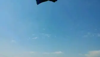 蓝天上的一抹云彩，是自由还是束缚？