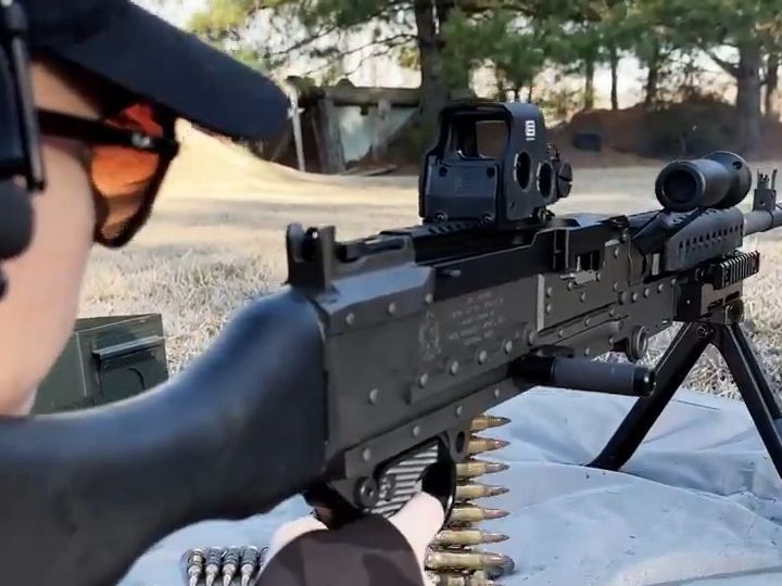 eotech新广告 半自动mag挺离谱