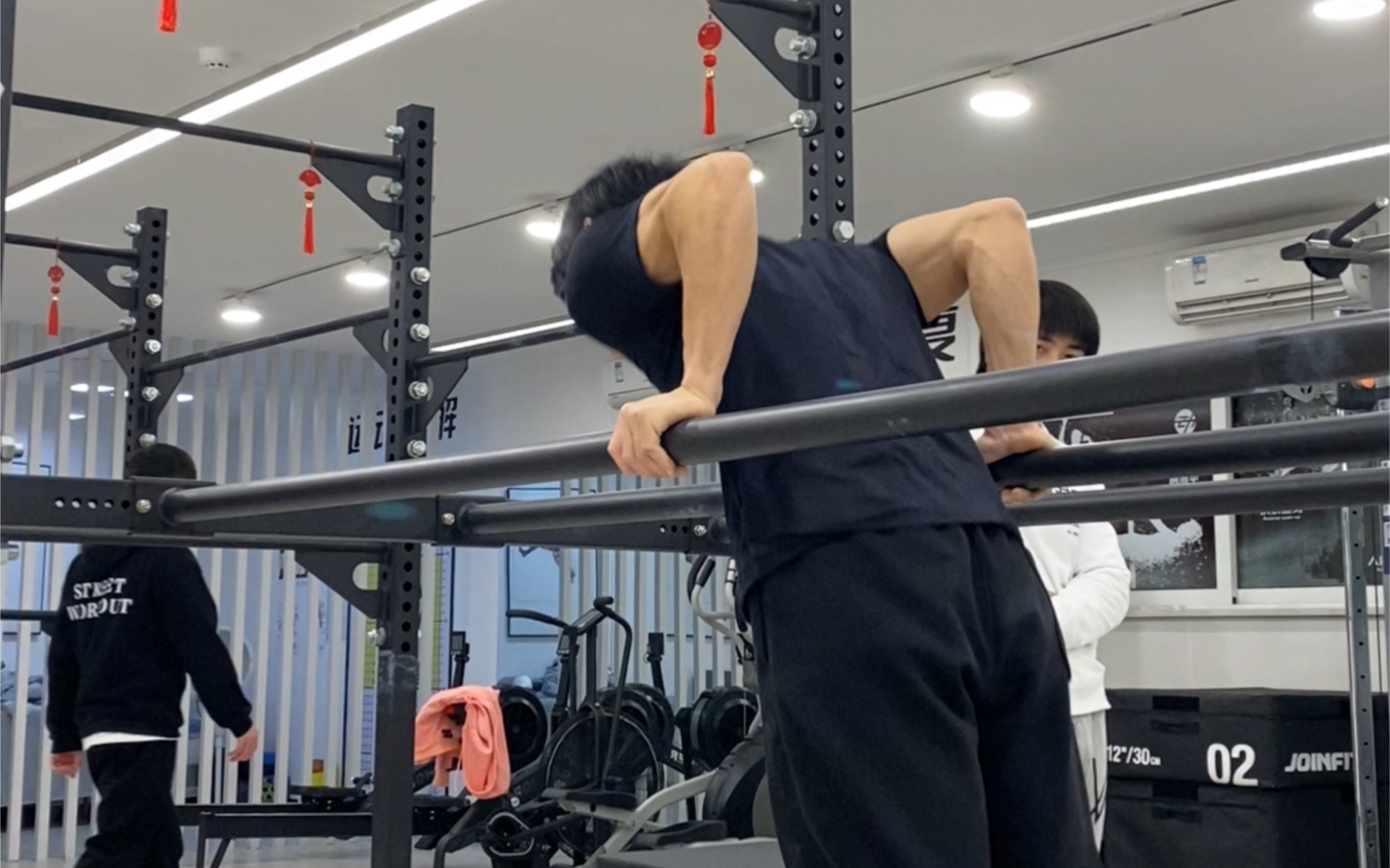 都说平板支撑比臂屈伸简单多了